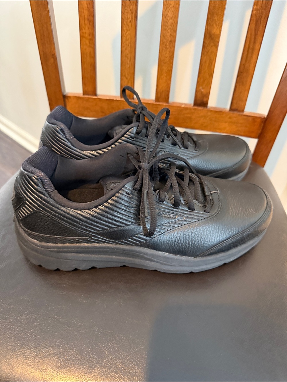NWOB Women’s Brooks Addiction Walker Sneakers - Picture 3 of 10